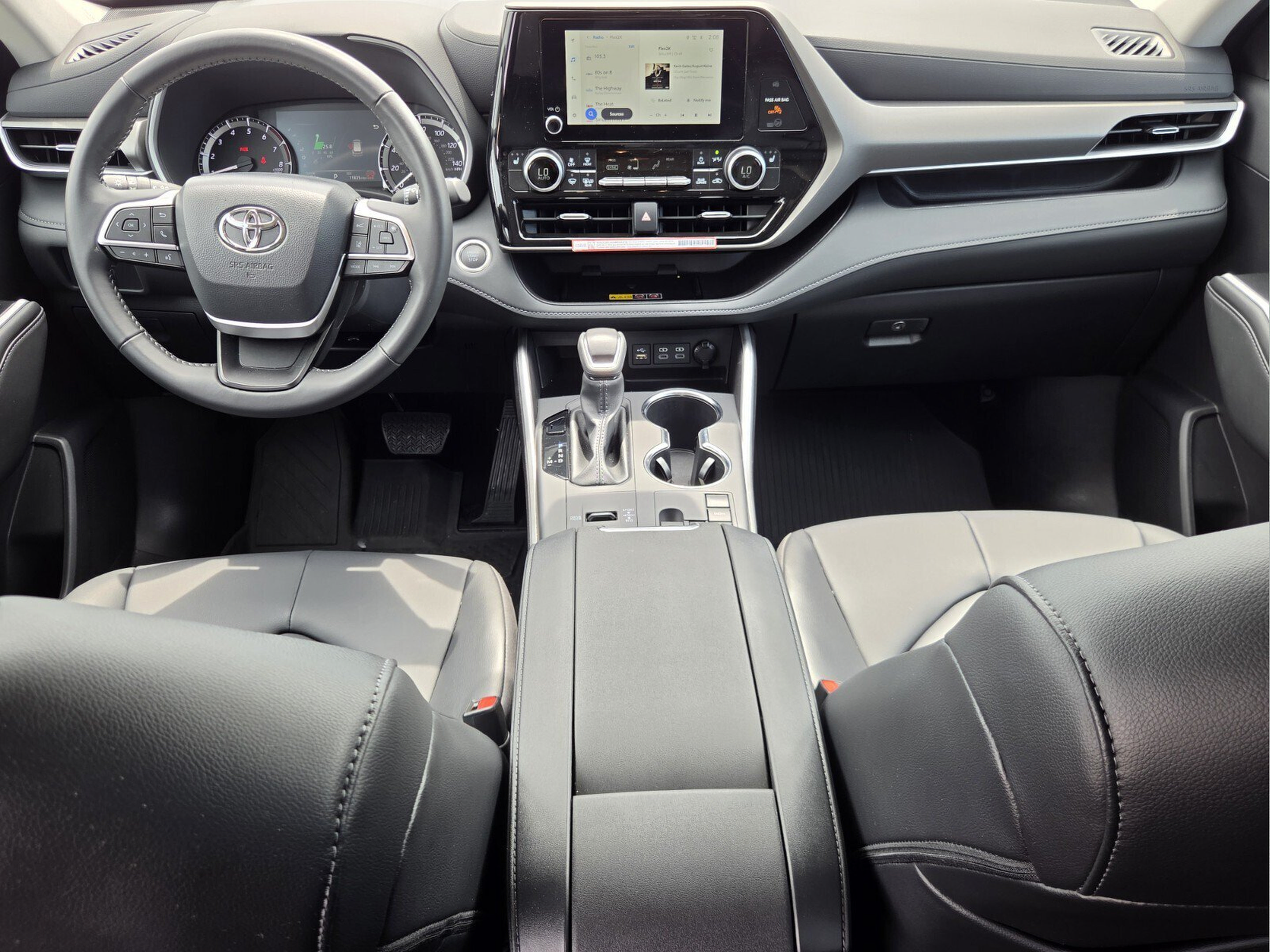 Used 2025 Toyota Highlander XLE FWD image 11