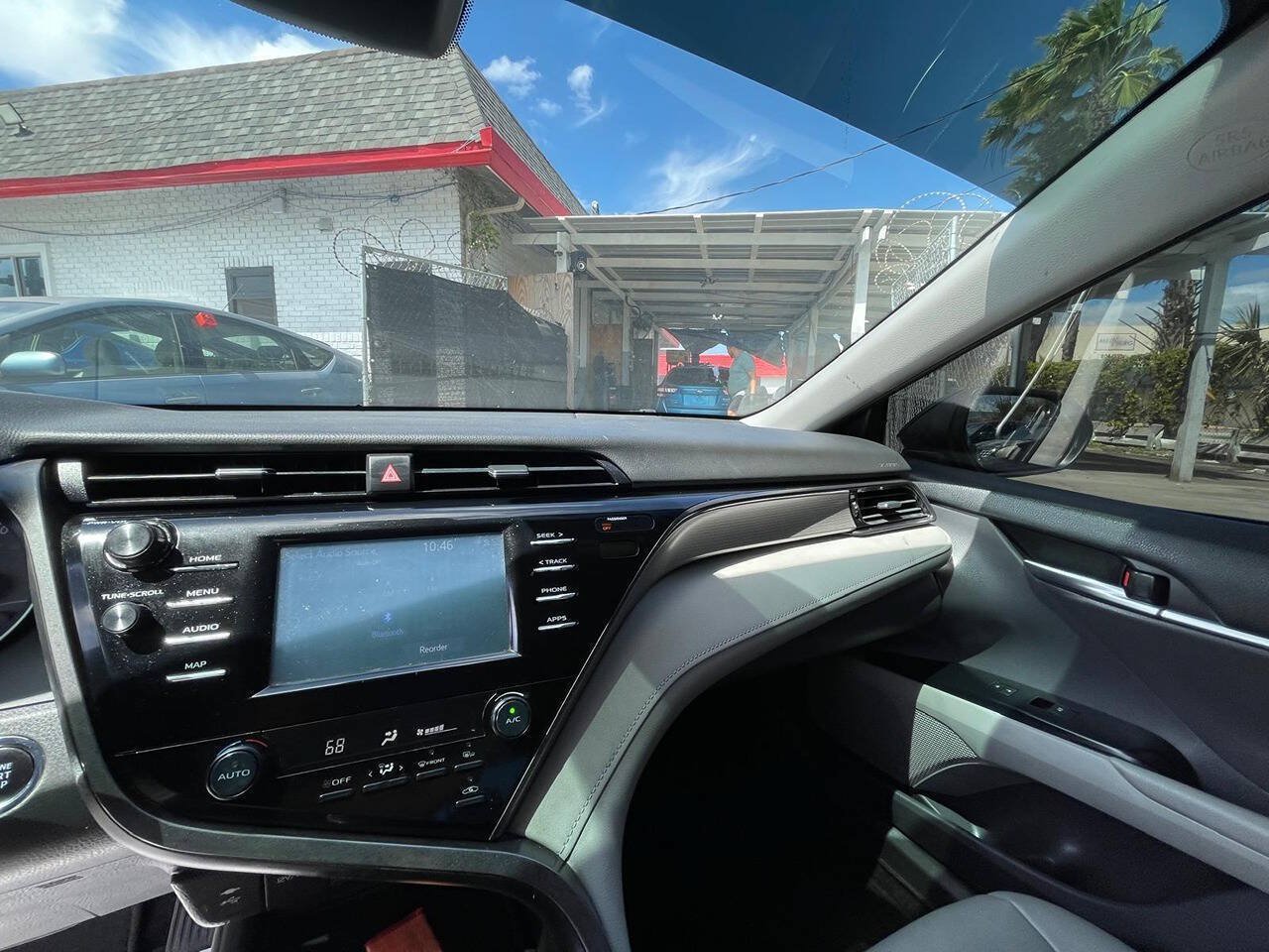 Used 2019 Toyota Camry SE w/ Convenience Package FWD image 9