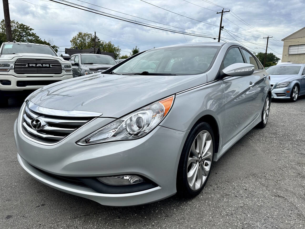Used 2014 Hyundai Sonata SE w/ Premium Package 04 FWD image 4