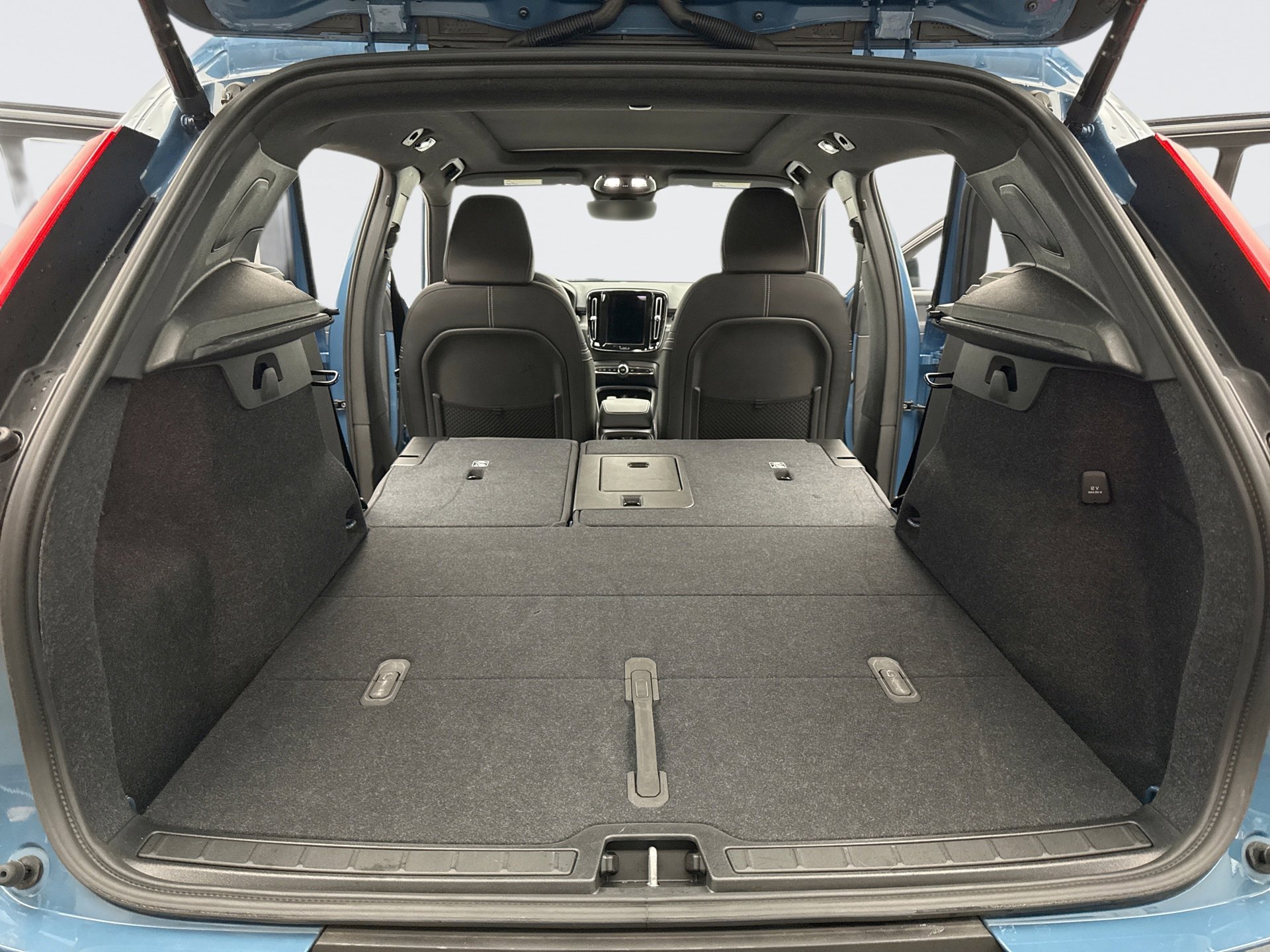 Used 2025 Volvo XC40 B5 Plus image 23