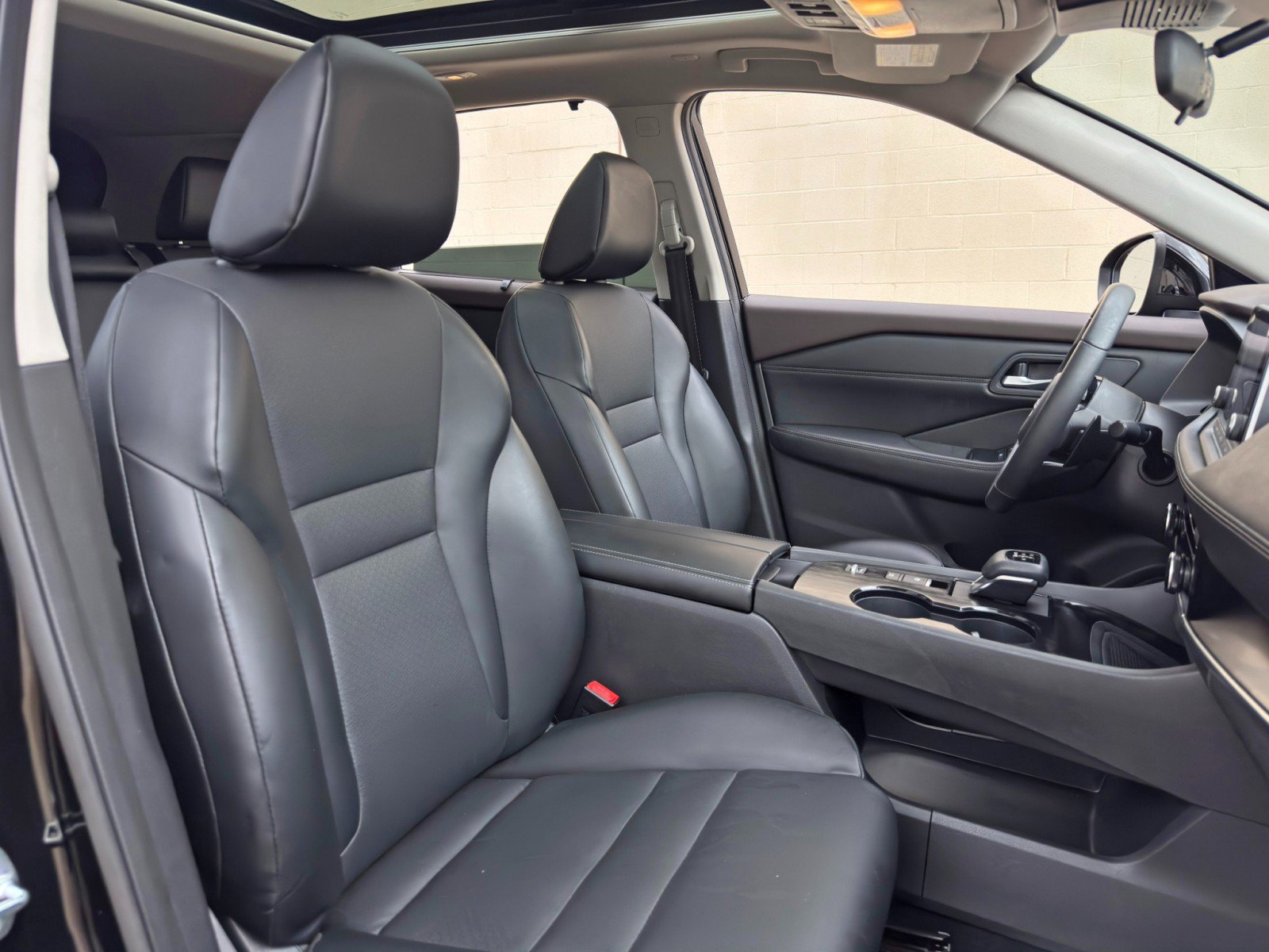 Used 2022 Nissan Rogue SV w/ SV Premium Package FWD image 32