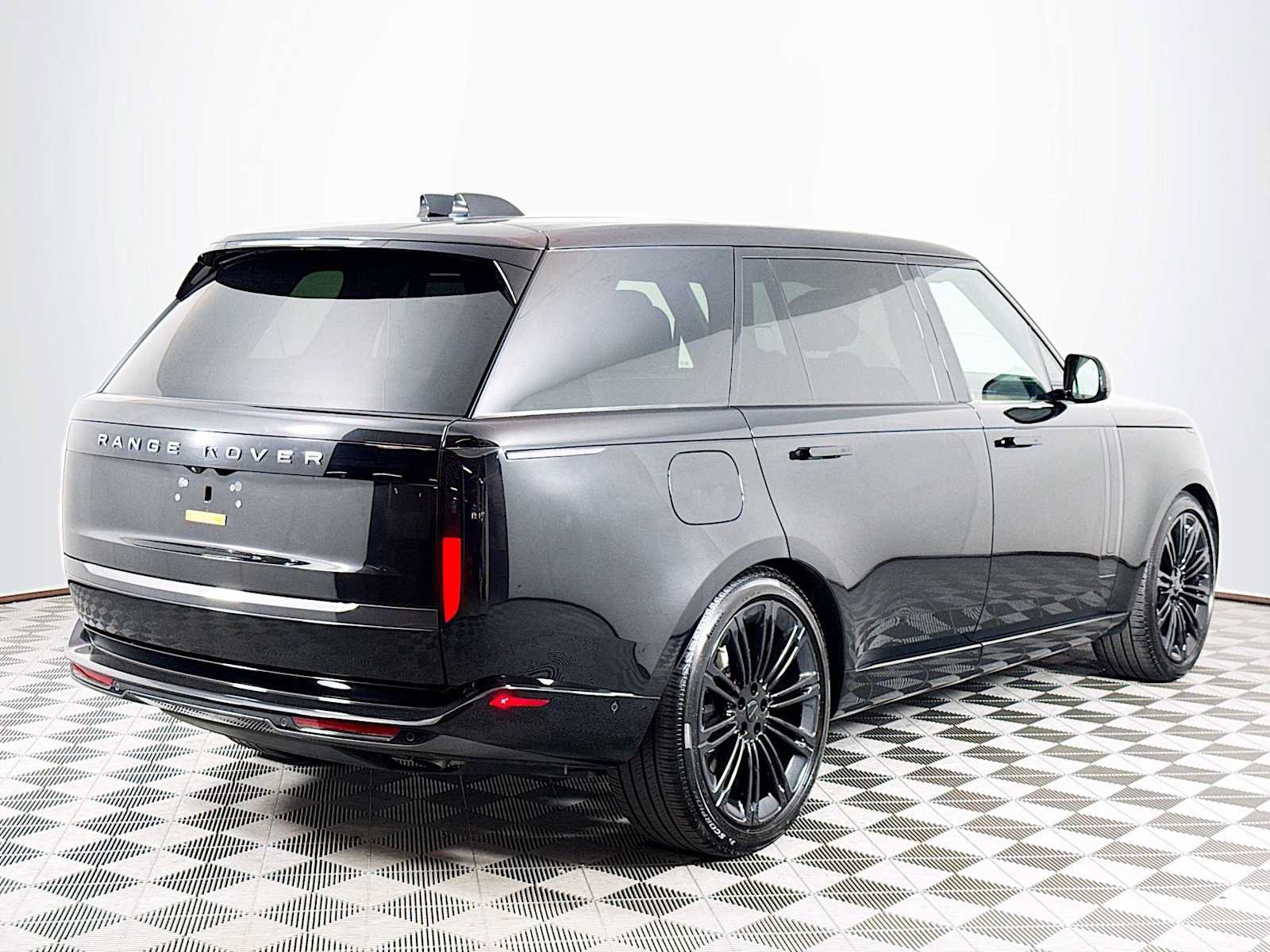 Used 2026 Land Rover Range Rover Long Wheelbase SE AWD/4WD image 4