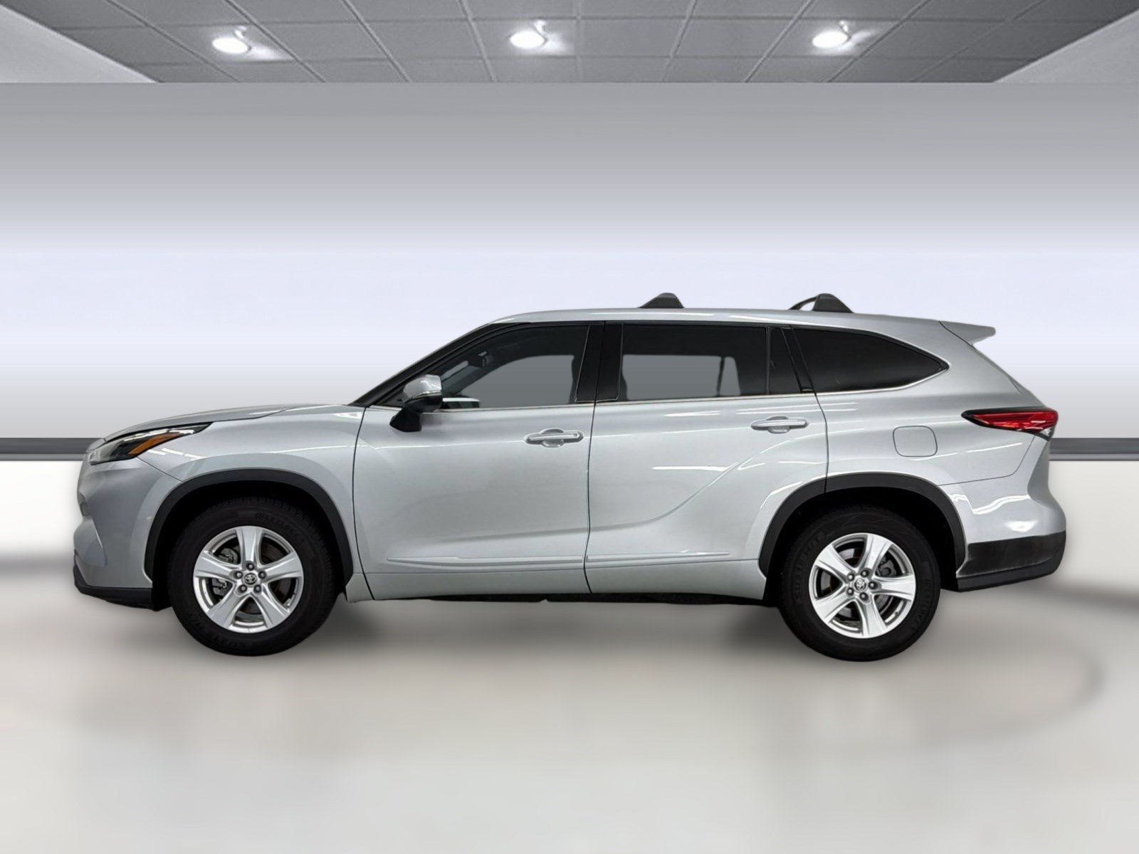 Used 2022 Toyota Highlander L FWD image 2