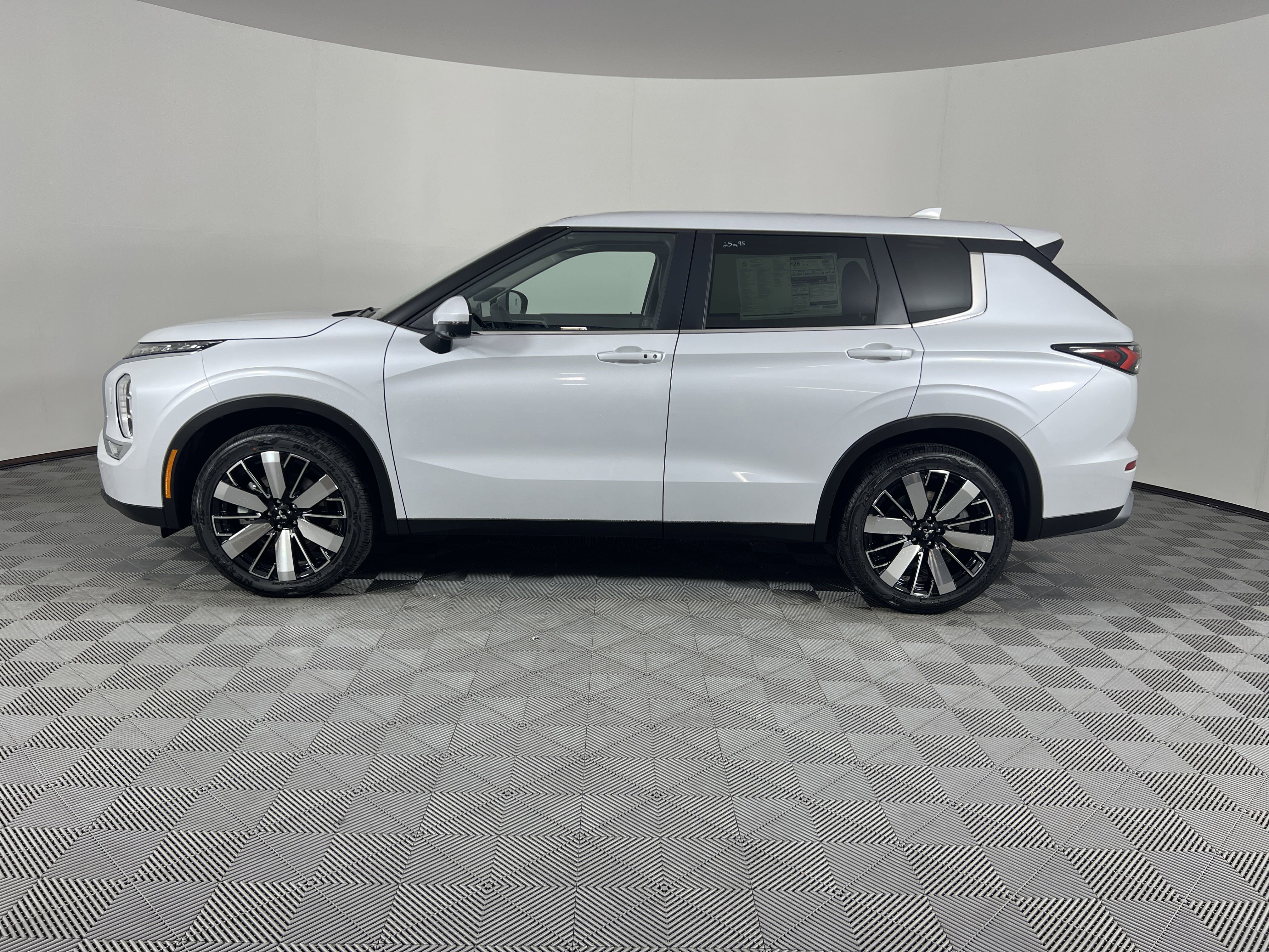 New 2025 Mitsubishi Outlander SE image 3