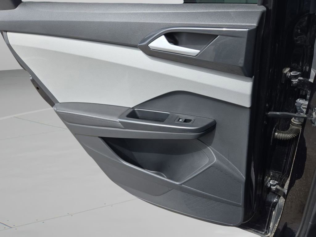 Used 2024 Volkswagen Taos SEL image 17