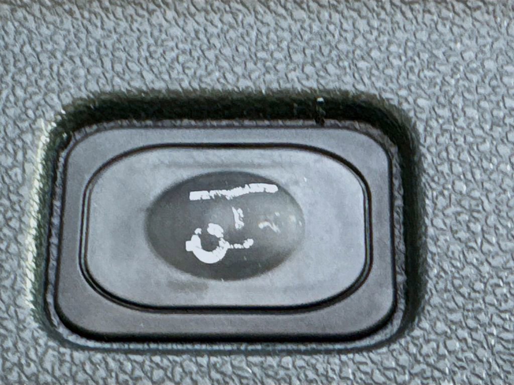 Used 2018 Ford Explorer XLT w/ Equipment Group 201A FWD image 31