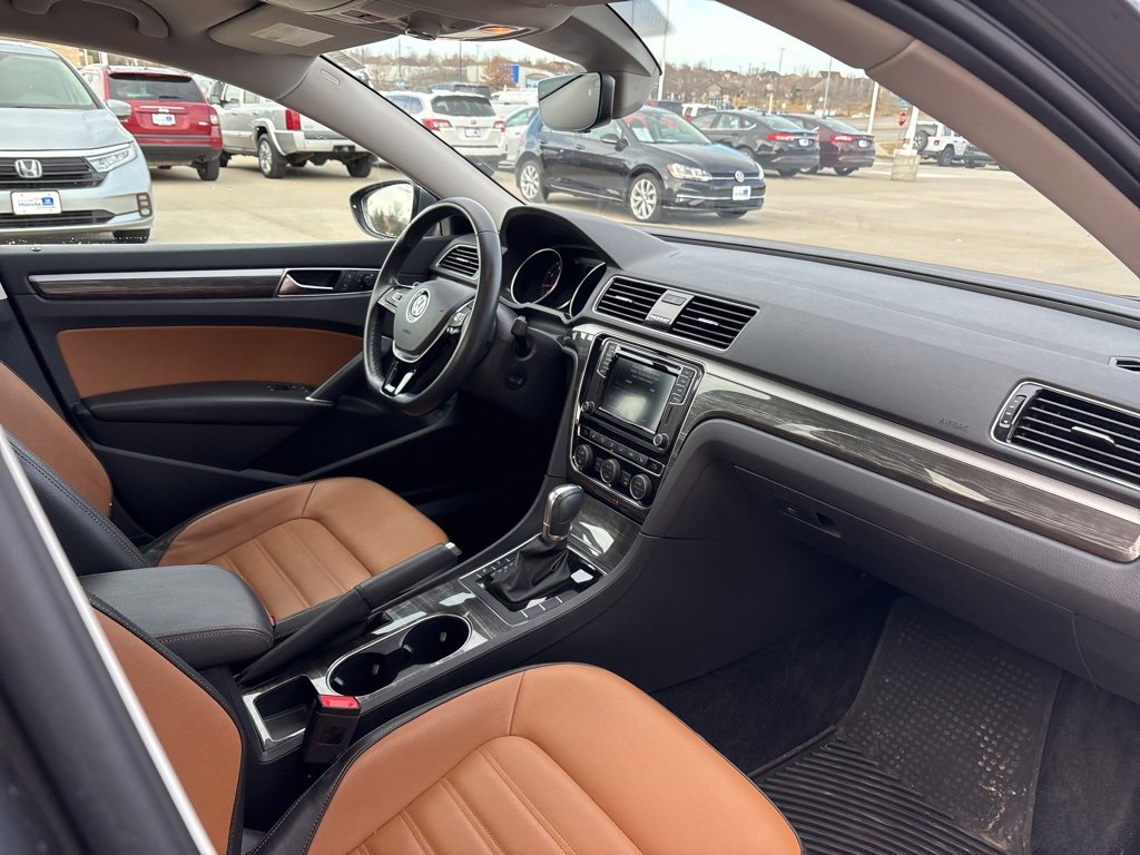 Used 2018 Volkswagen Passat 2.0T SEL Premium image 24