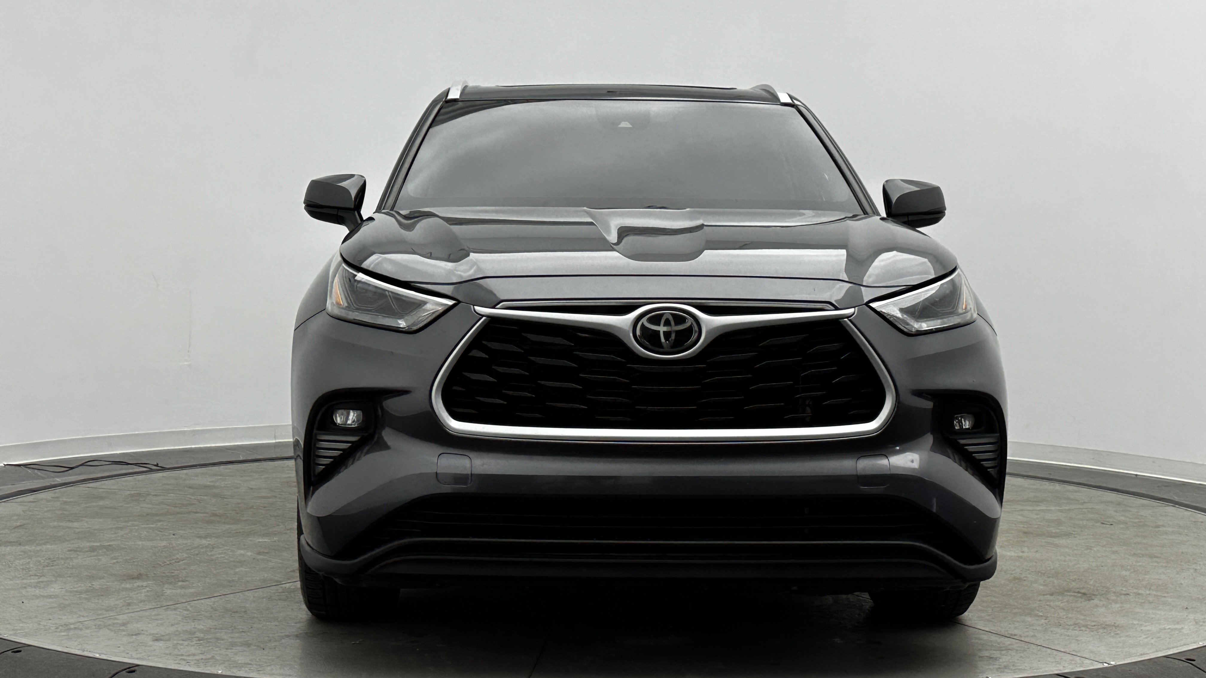 Used 2022 Toyota Highlander XLE image 2