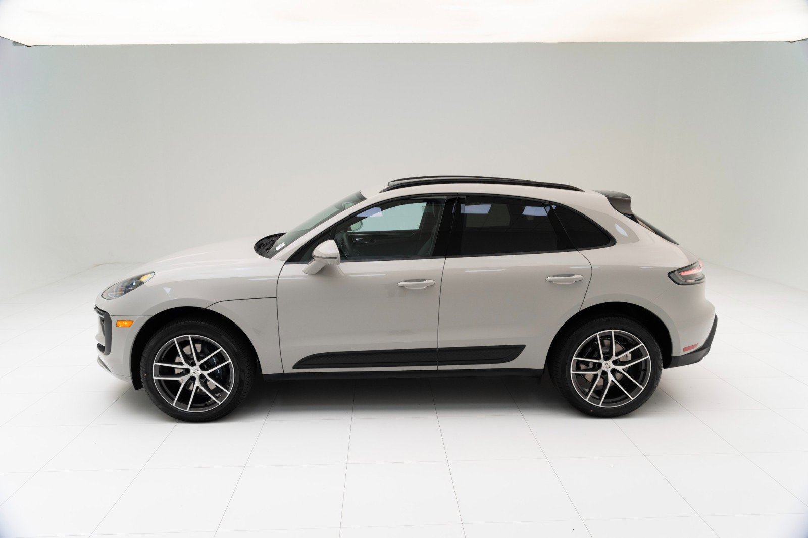 New 2025 Porsche Macan image 2