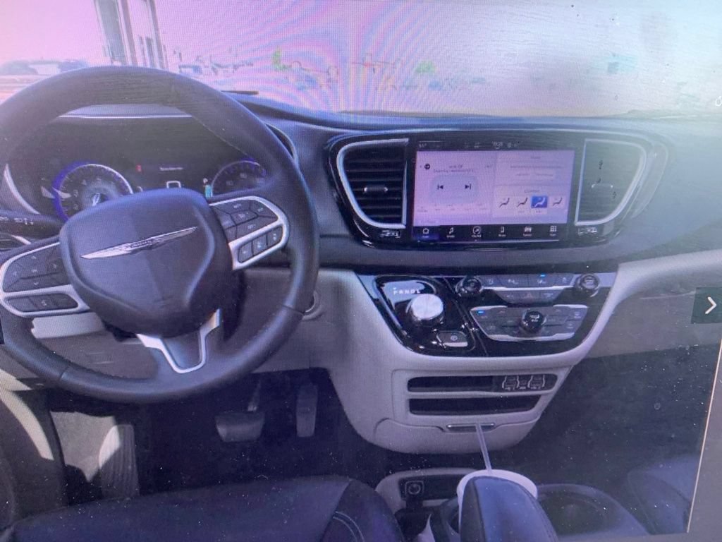 Used 2023 Chrysler Pacifica Touring-L FWD image 11