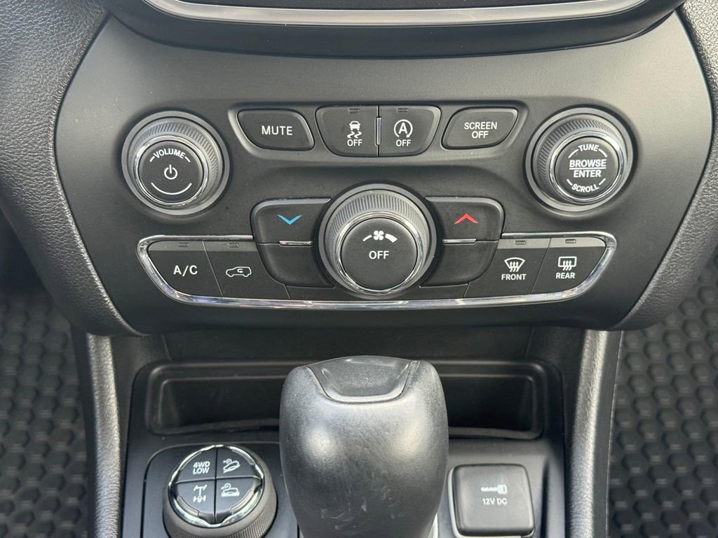 Used 2020 Jeep Cherokee Trailhawk w/ Cold Weather Group image 15