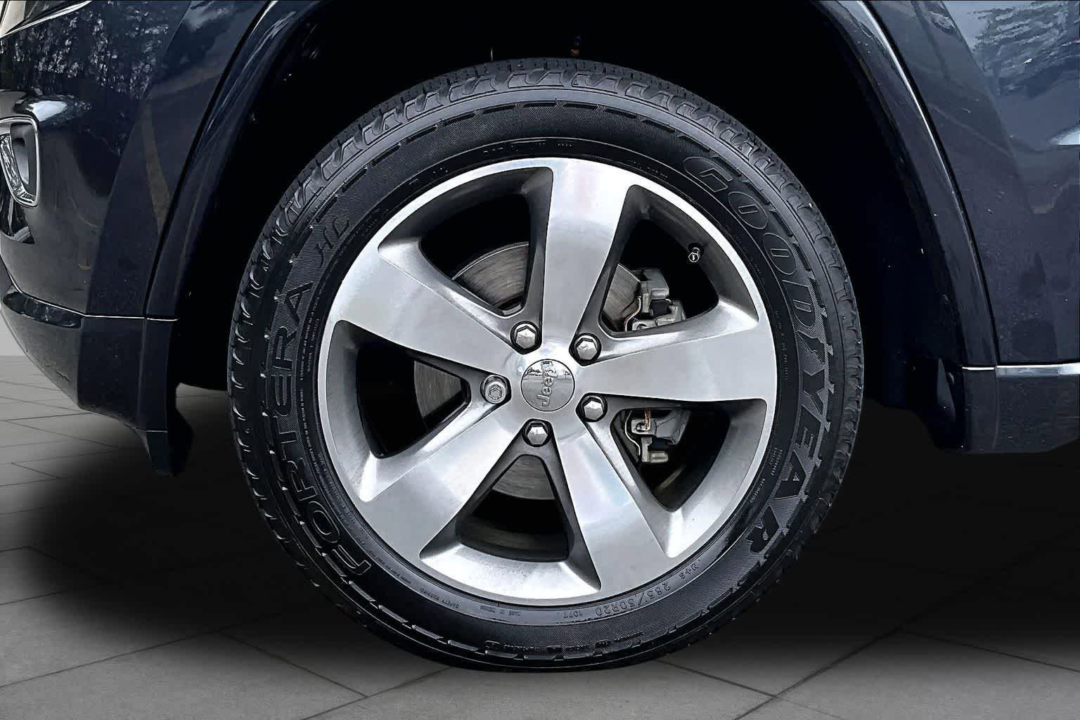 Used 2014 Jeep Grand Cherokee Overland w/ Advanced Technology Group AWD/4WD image 10