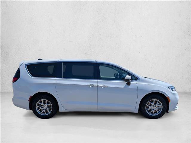 Used 2023 Chrysler Pacifica Touring-L FWD video 4