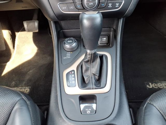 Used 2017 Jeep Cherokee Limited w/ Luxury Group image 19