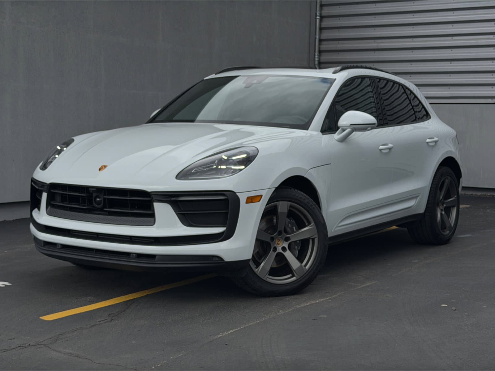 Certified 2025 Porsche Macan AWD/4WD image 1
