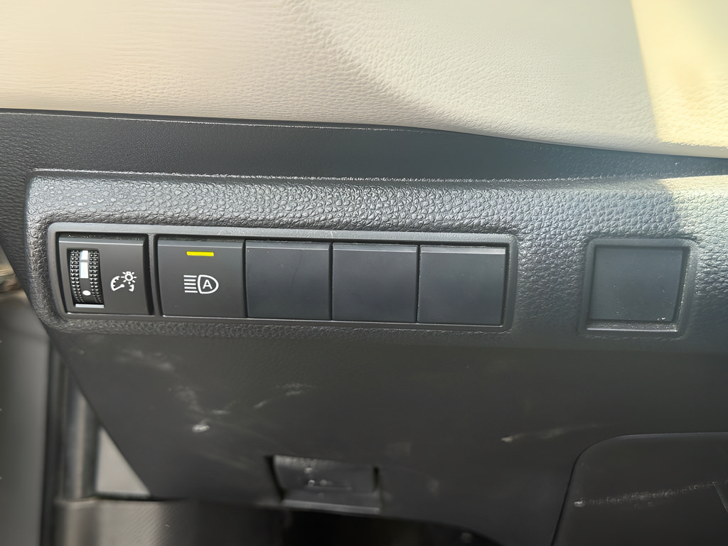 Used 2021 Toyota Corolla LE FWD image 25