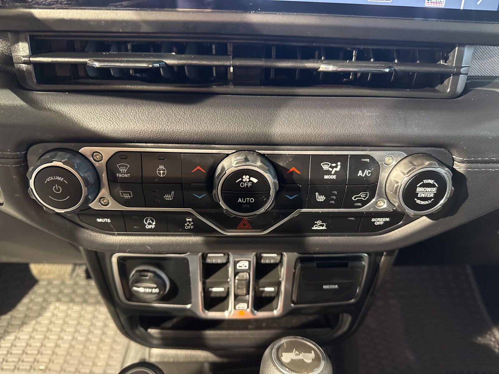 Used 2024 Jeep Wrangler Sahara w/ Technology Group image 29