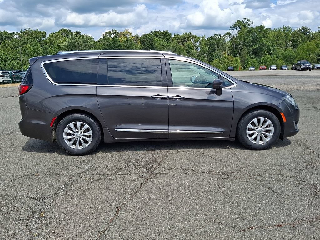 Used 2018 Chrysler Pacifica Touring-L FWD image 10