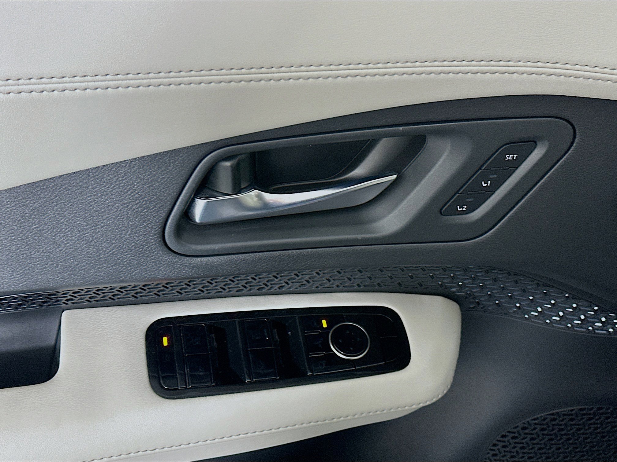 Used 2023 Nissan Ariya FWD image 15