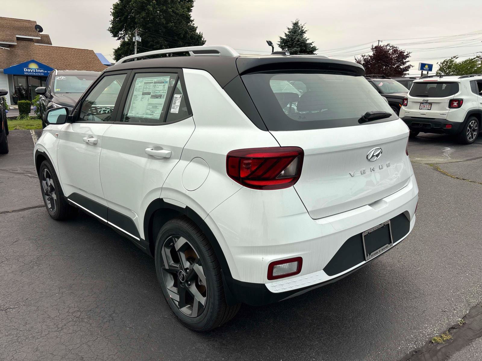 Used 2026 Hyundai Venue SEL FWD image 3