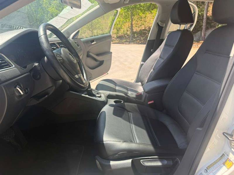Used 2011 Volkswagen Jetta SE FWD image 9