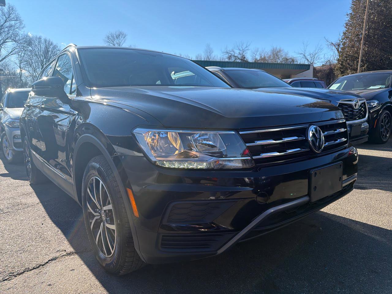 Used 2021 Volkswagen Tiguan SE w/ Panoramic Sunroof Package AWD/4WD image 3