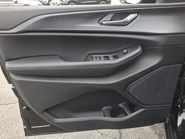 New 2025 Jeep Grand Cherokee Altitude image 9