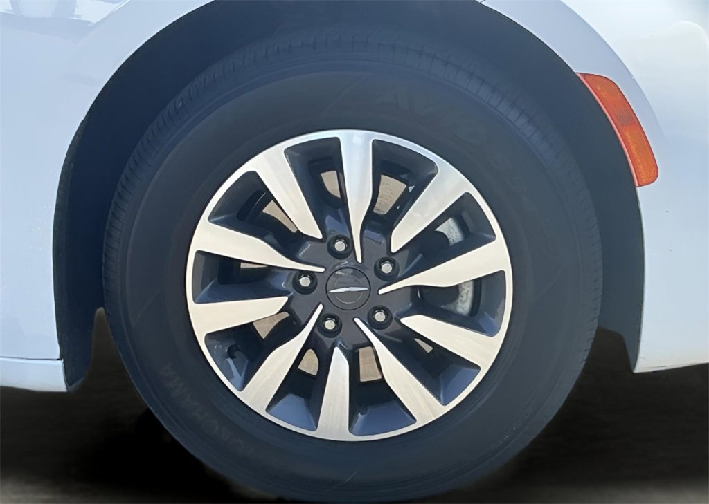 Used 2024 Chrysler Pacifica Select image 48