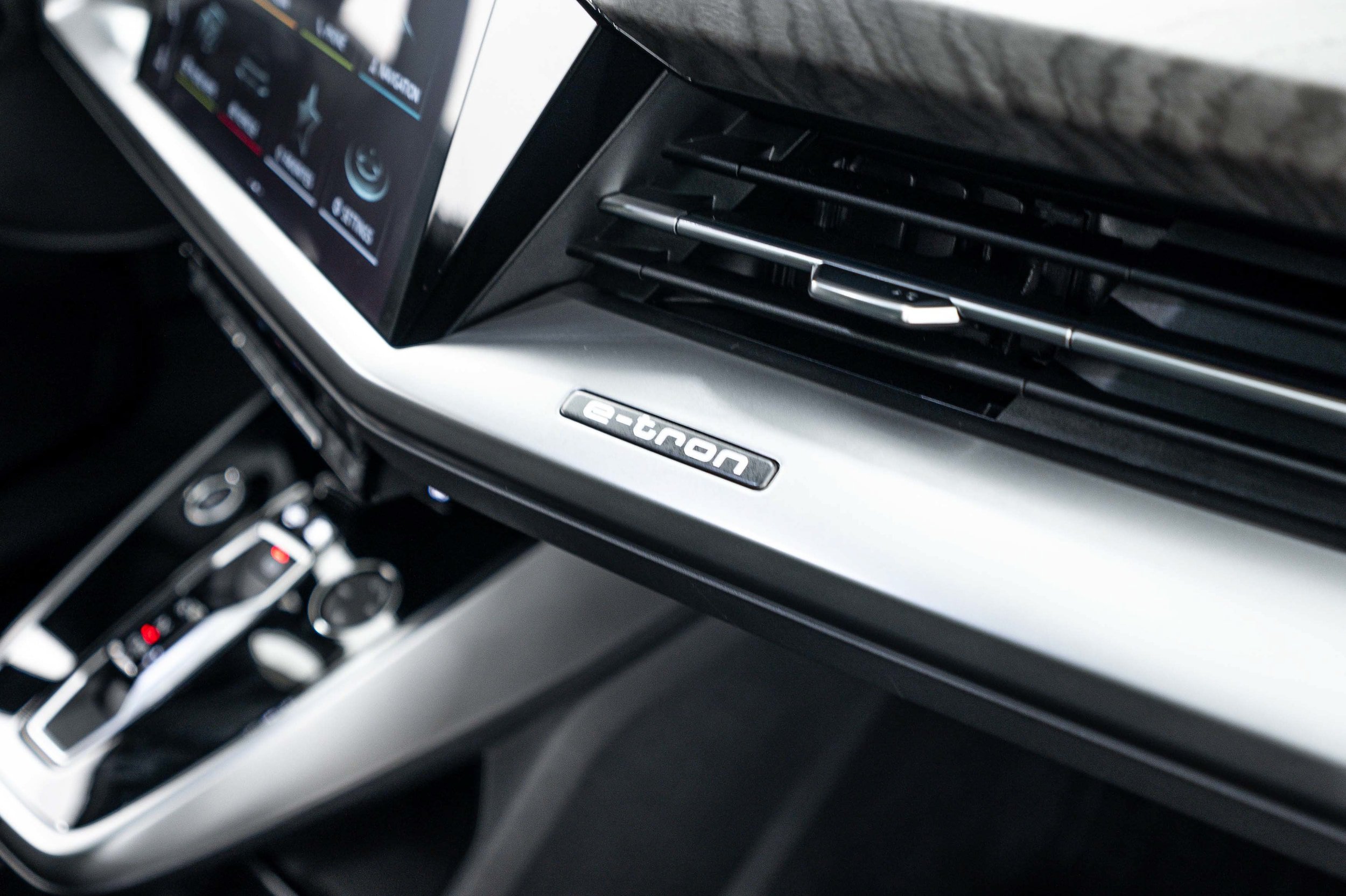 Certified 2024 Audi Q4 e-tron Premium Plus AWD/4WD image 9