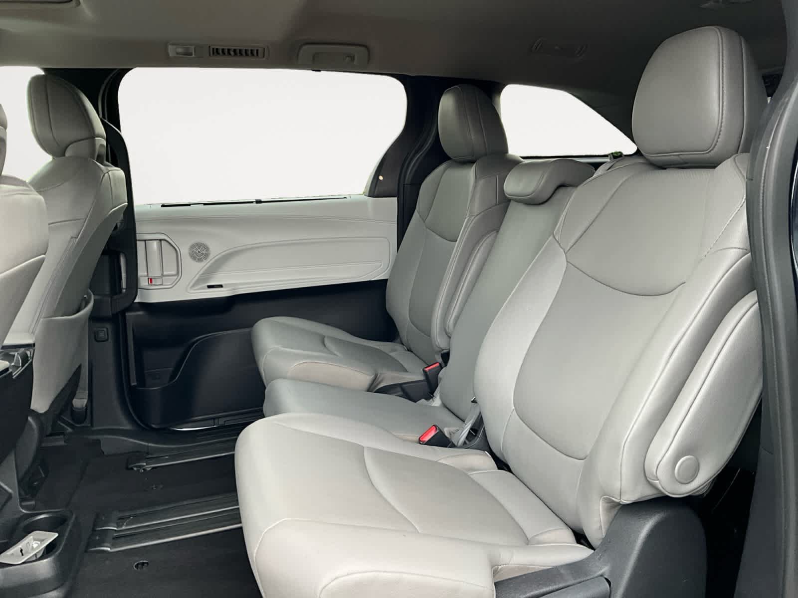 Used 2025 Toyota Sienna XLE FWD image 13