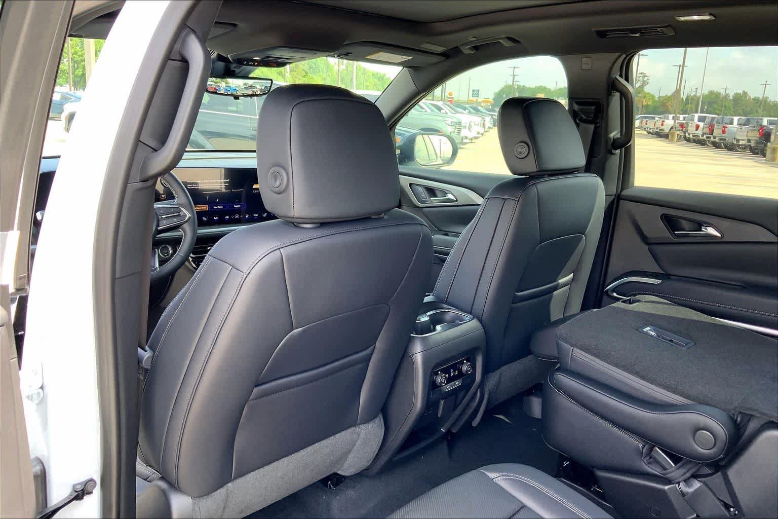 Used 2026 Chevrolet Traverse LT w/ Sun and Wheel Package FWD image 23
