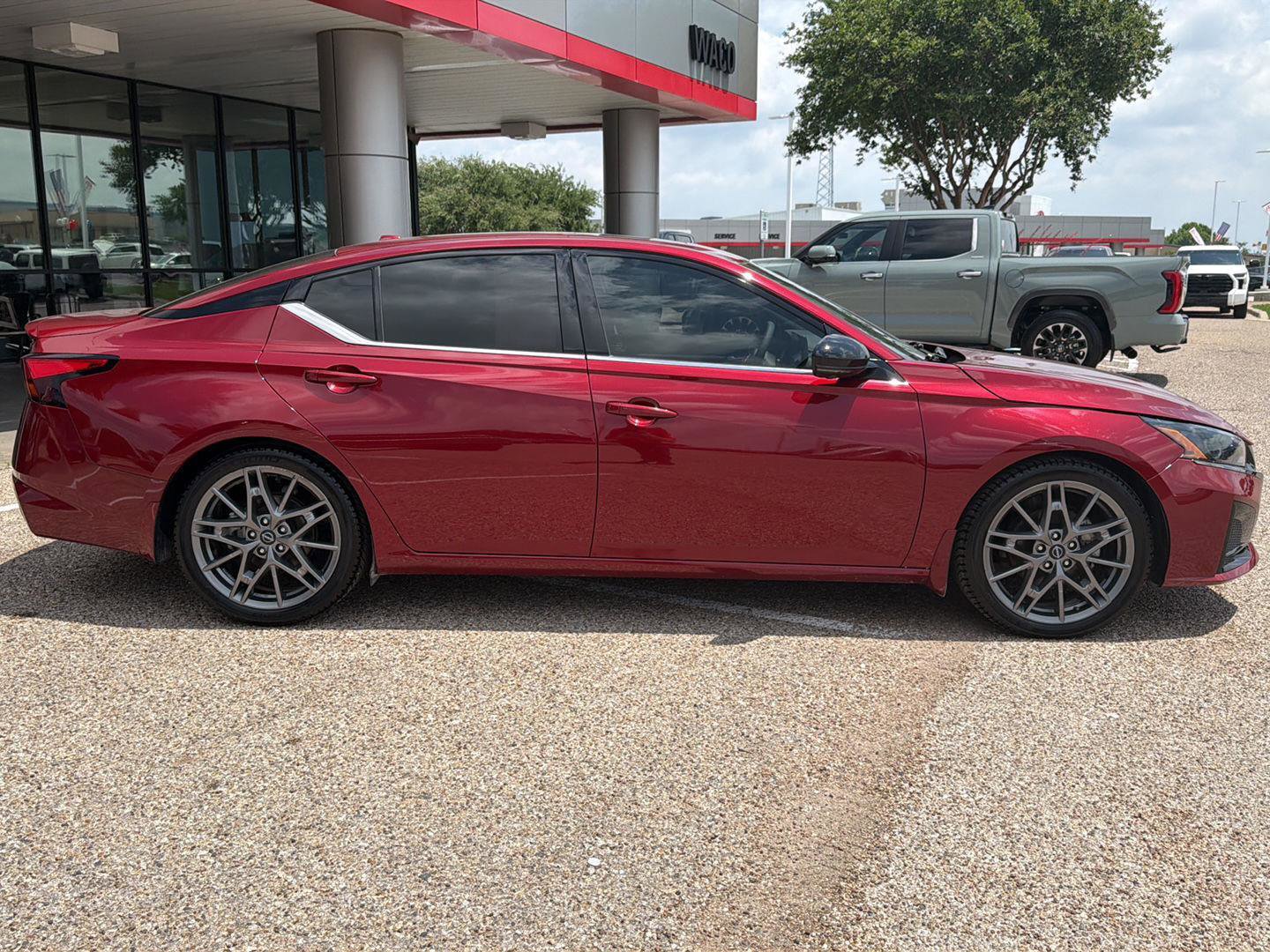 Used 2024 Nissan Altima 2.0 SR FWD image 2