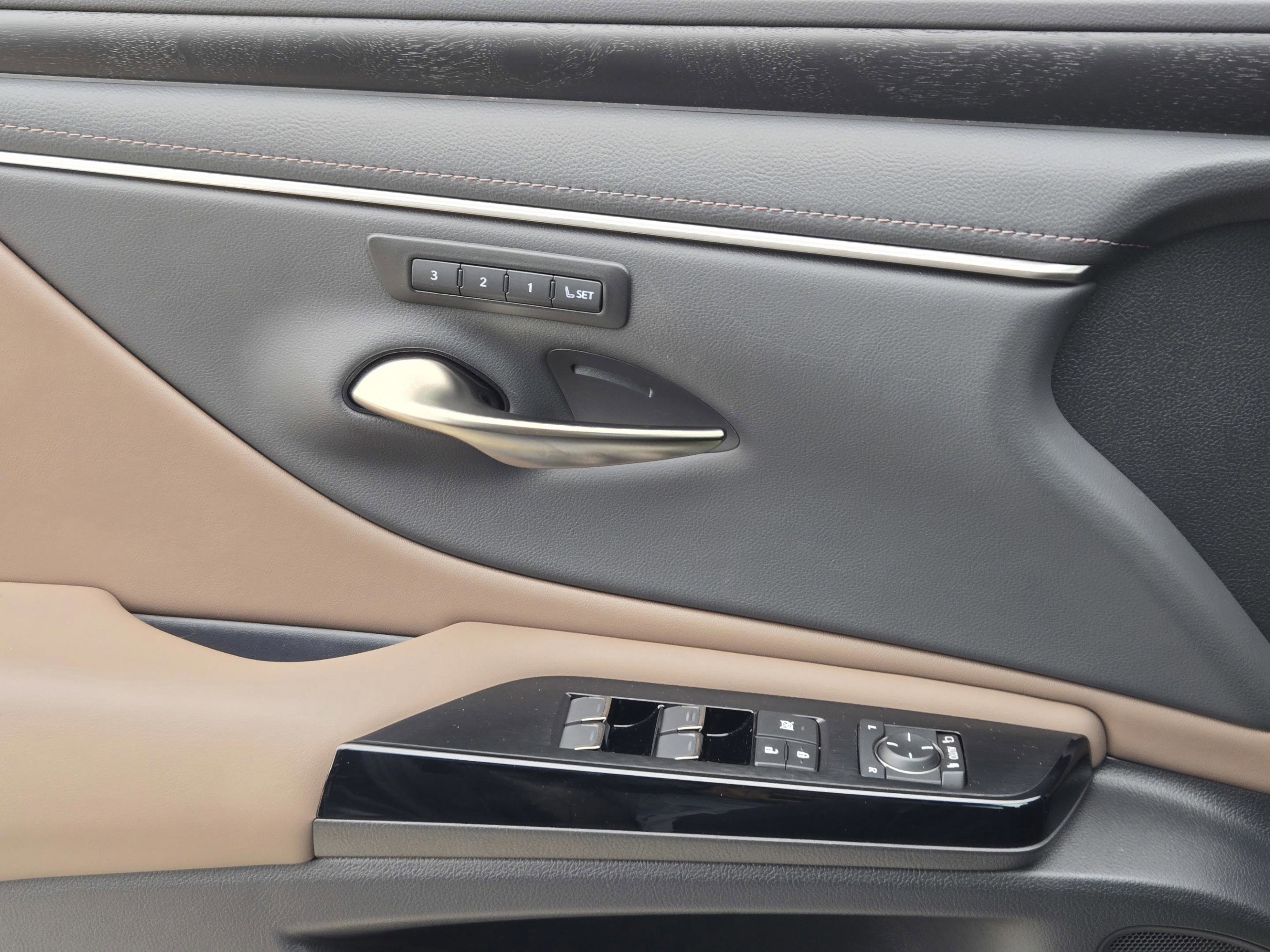 Certified 2025 Lexus ES 300h w/ Premium Package FWD image 23