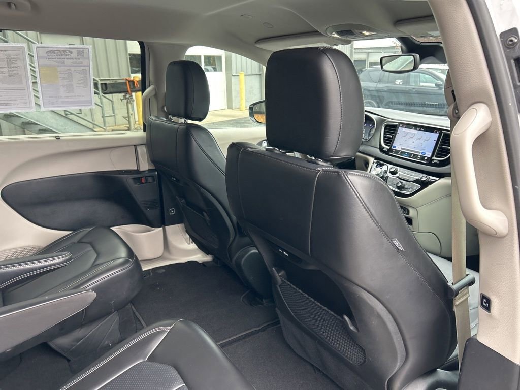 Used 2024 Chrysler Pacifica Touring-L image 14