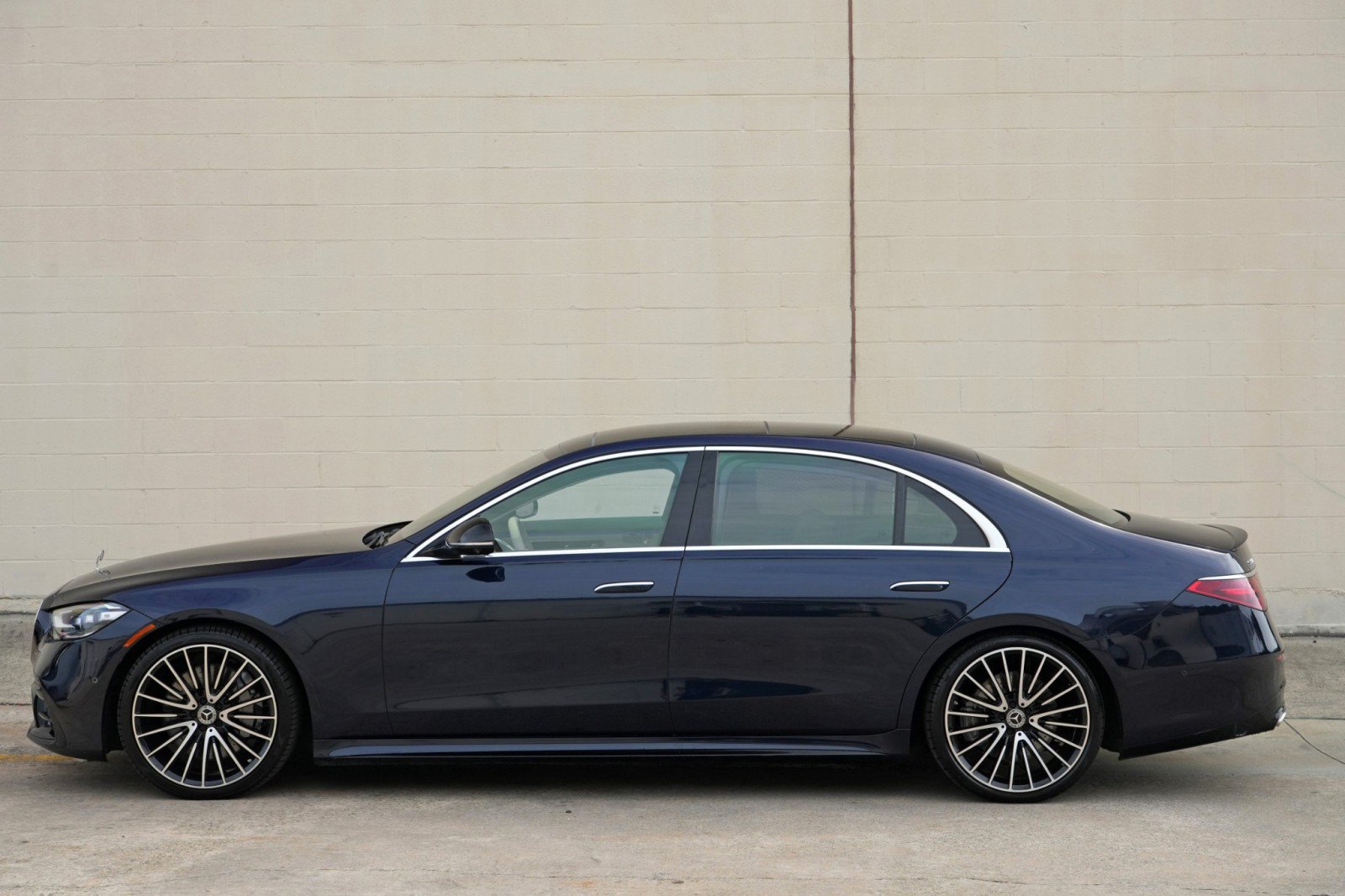 Used 2022 Mercedes-Benz S 580 4MATIC Sedan w/ AMG Line Package image 61