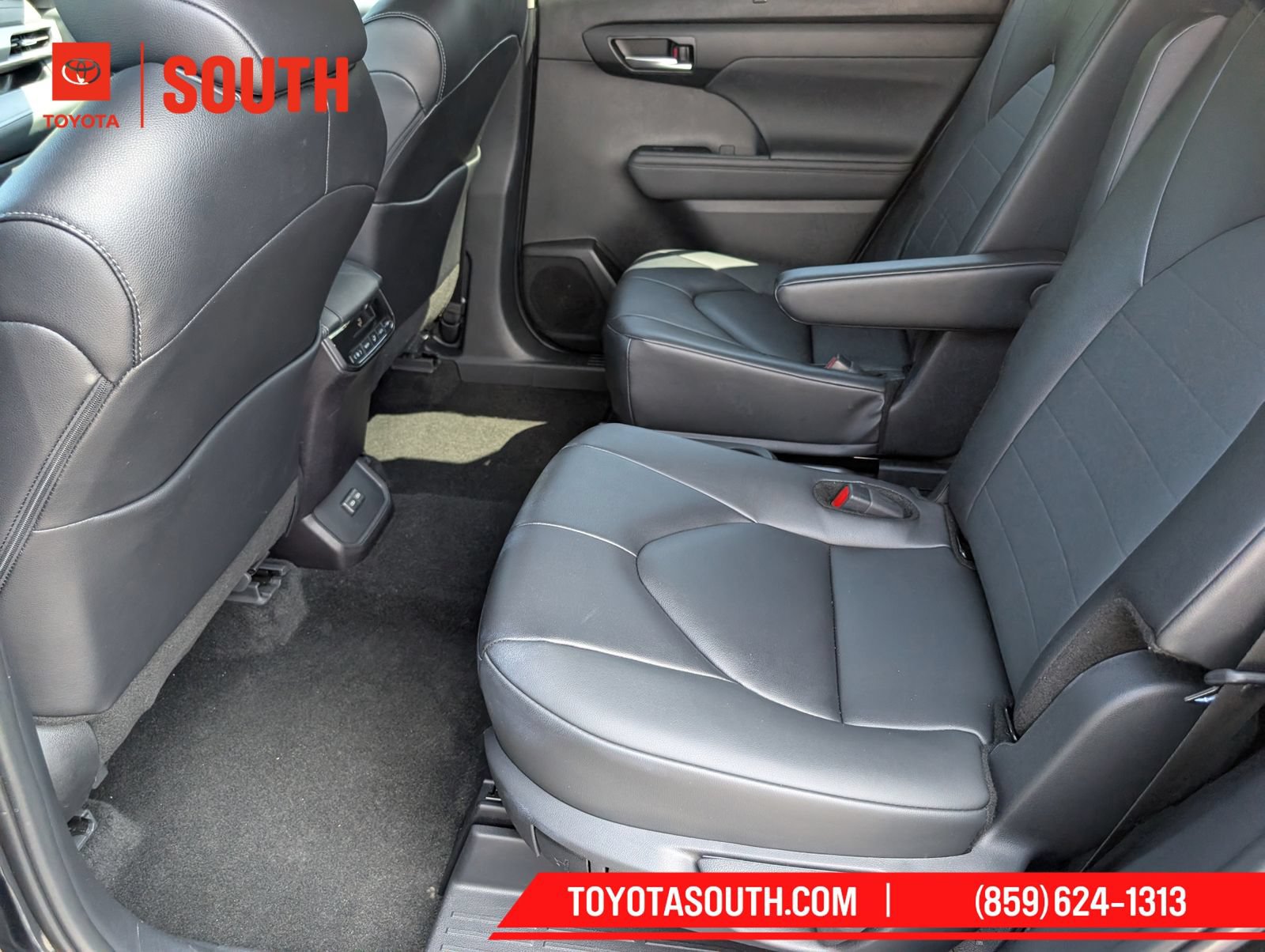 Used 2025 Toyota Highlander XLE AWD/4WD image 12