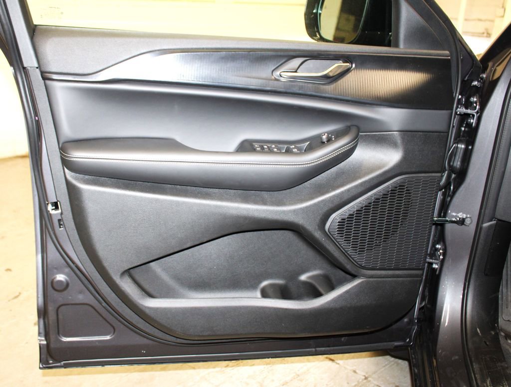 New 2025 Jeep Grand Cherokee Altitude image 24