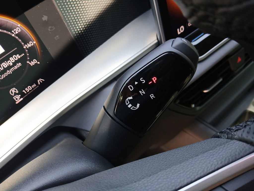 Used 2025 Volkswagen Tiguan SE R-Line image 23