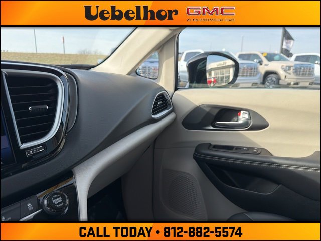 Used 2024 Chrysler Pacifica Touring-L image 37