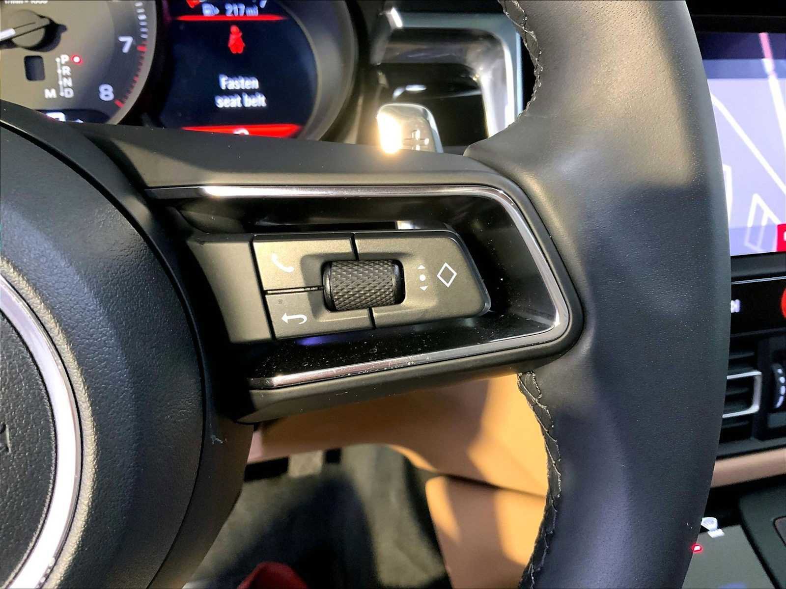 Certified 2026 Porsche Macan AWD/4WD image 28
