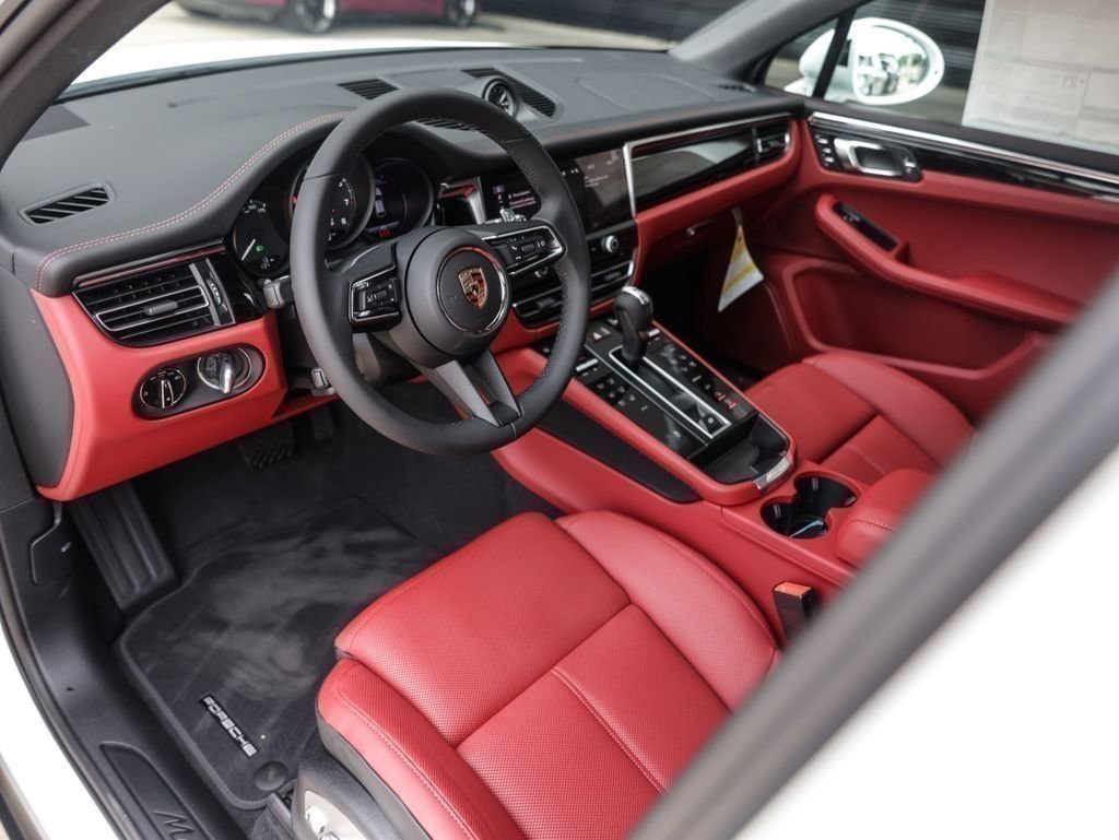Certified 2025 Porsche Macan AWD/4WD image 4