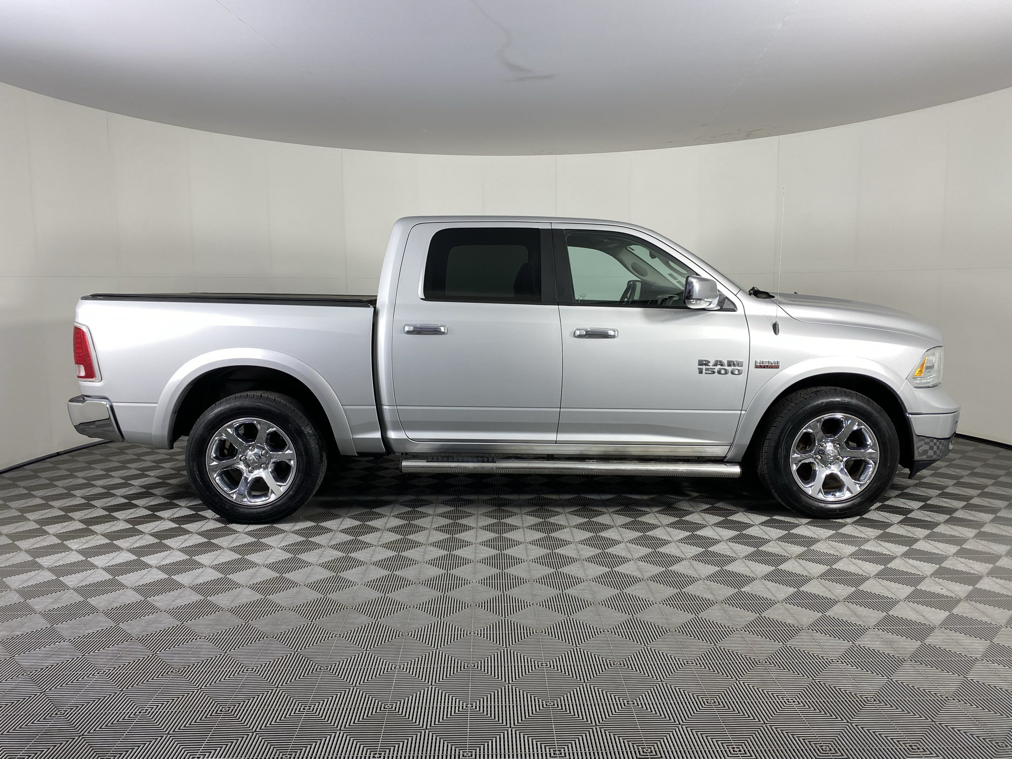 Used 2018 RAM 1500 Laramie w/ Convenience Group AWD/4WD image 17