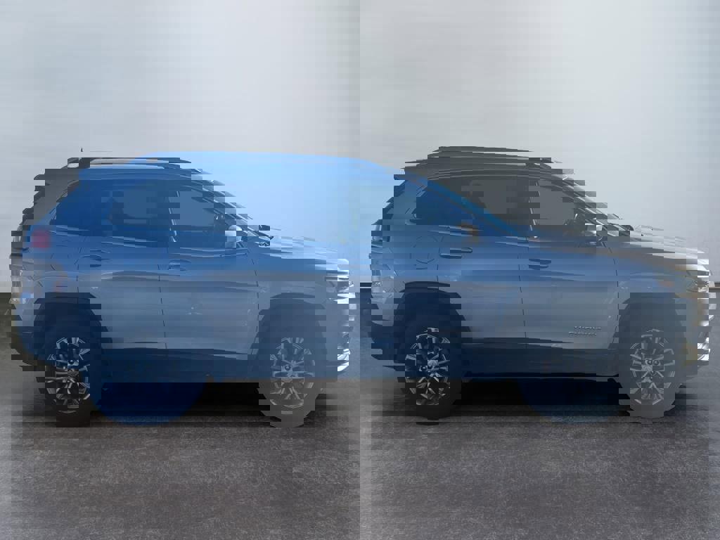 Used 2021 Jeep Cherokee Latitude Lux w/ Mopar Interior Package image 4