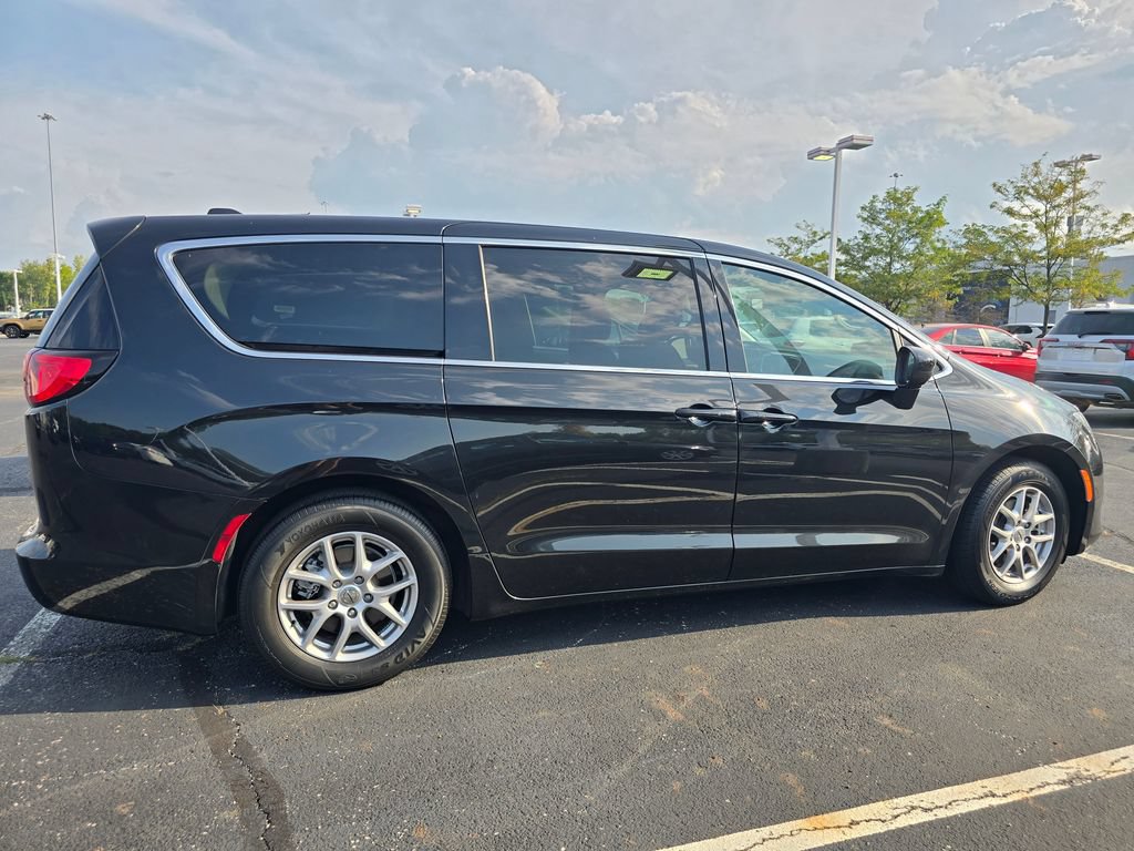 Used 2023 Chrysler Voyager LX FWD image 9