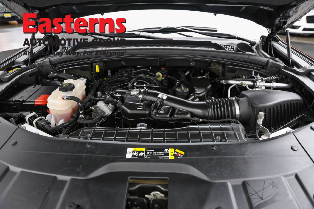 Used 2023 Jeep Grand Cherokee L Laredo AWD/4WD image 8