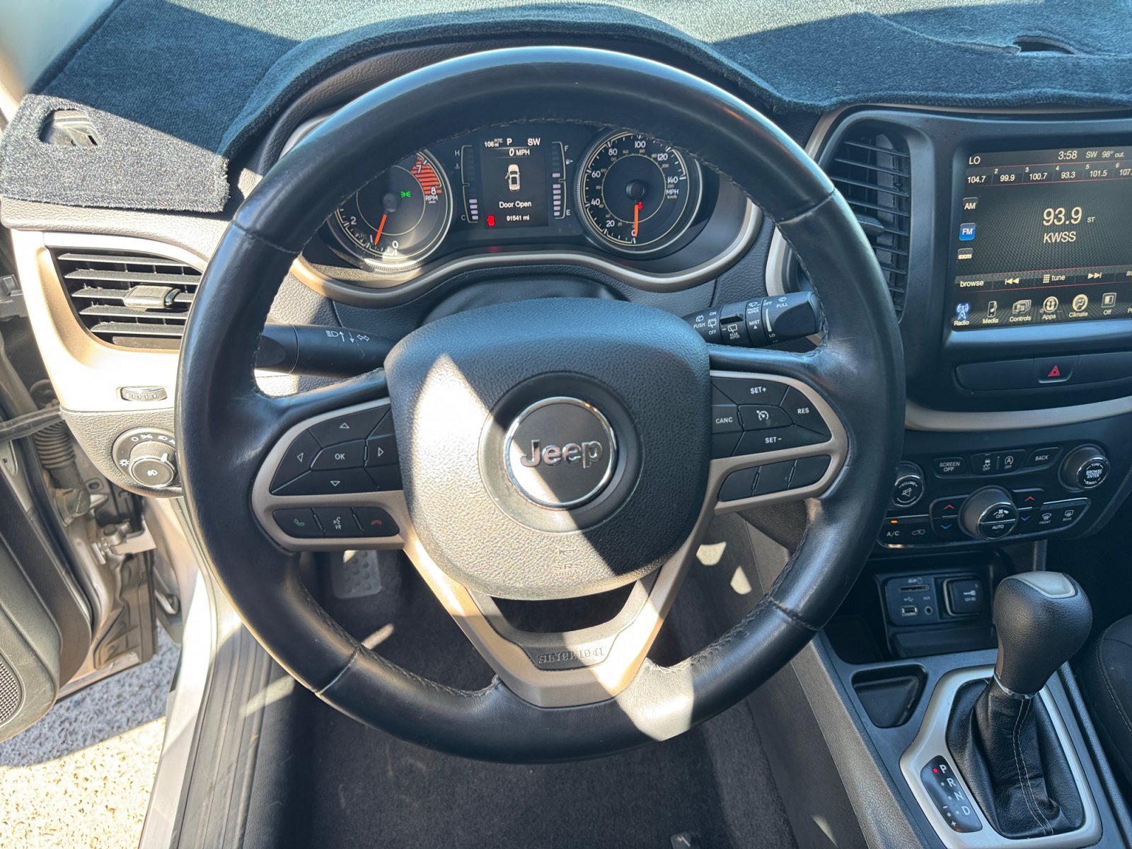 Used 2017 Jeep Cherokee Latitude w/ Comfort/Convenience Group FWD image 18