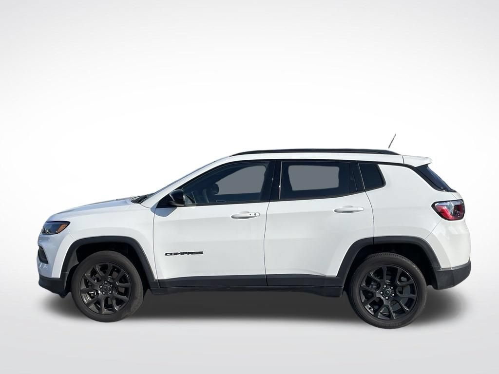 Used 2025 Jeep Compass Latitude w/ Convenience Group AWD/4WD image 2