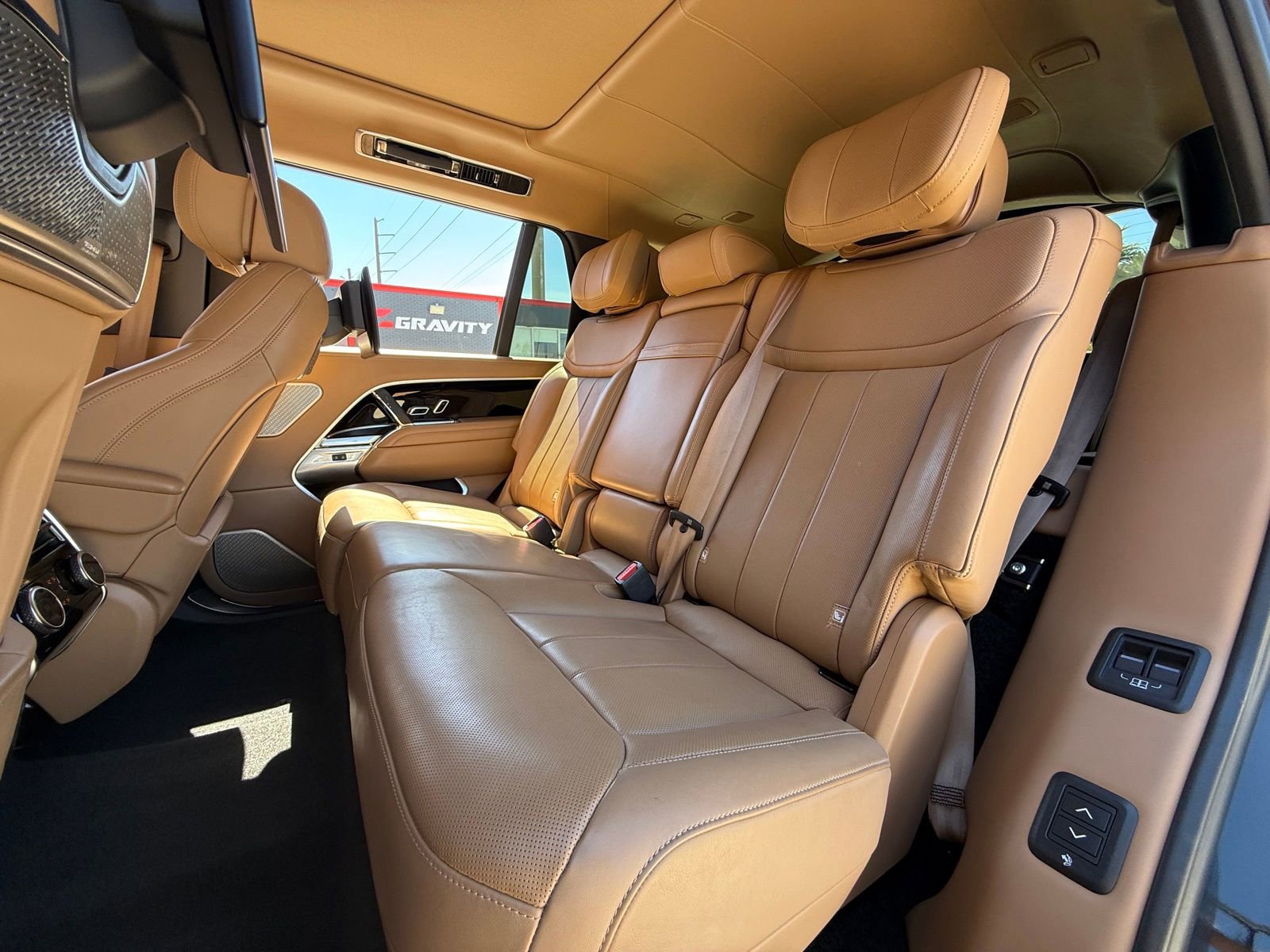 Used 2024 Land Rover Range Rover Long Wheelbase Autobiography image 10