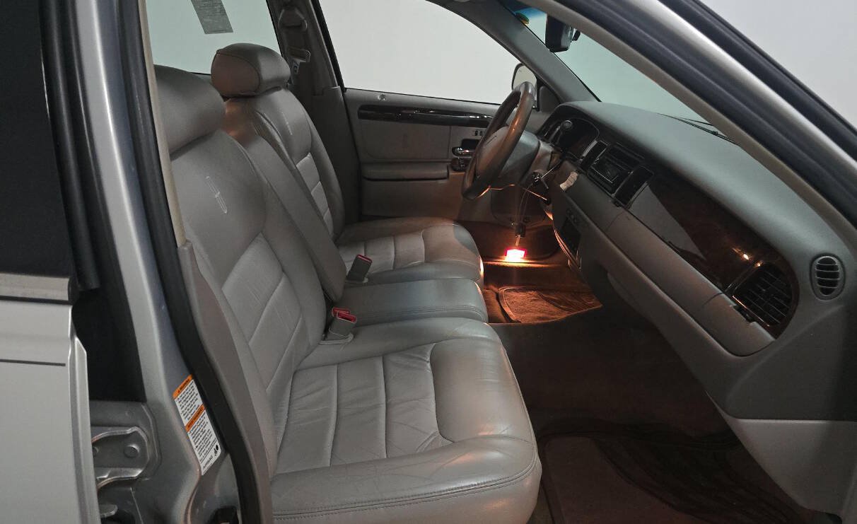 Used 2000 Lincoln Town Car Signature RWD image 16