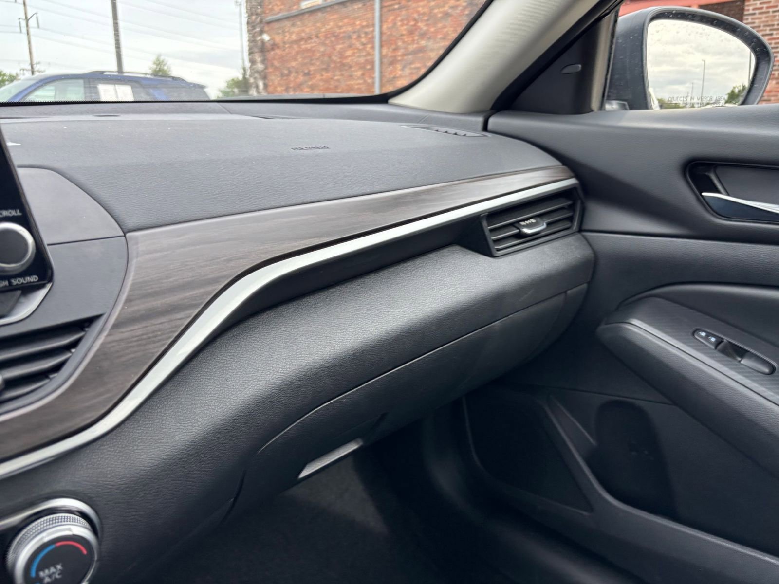 Used 2025 Nissan Altima 2.5 SV FWD image 34